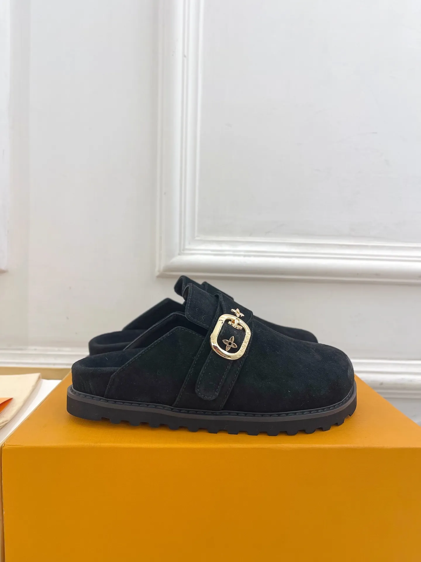 👟👟Ex-factory price 580👟👟 Men's model ➕10 LV | Louis Vuitton 25𝐬𝐬 🧡💚2025 Early spring new model Top version ⚠️ The counter features the latest LV COSY COMFORT metal buckle Bread Mule slippers hard goods new🆕 ❥BS purchasing level! Full of high-end feel! A popular model among bloggers at home and abroad, it’s retro and fashionable and looks amazing on your feet! Mainly recommended models on the official website★ ━━━━━ ЅᏇєєt ━━━━━ ▪️Upper: original specific cowhide/old leather ▪️lining: imported cowhide lining ▪️outsole: original molded outsole ▪️shoe size: women's size 35-39 (customized at 40.41) Men's size 40-44 (45.46 customized)